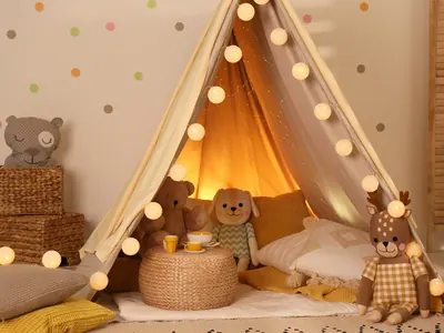 Gemütliche Spielecke mit Tipi-Zelt, Lichterkette und Kuscheltieren